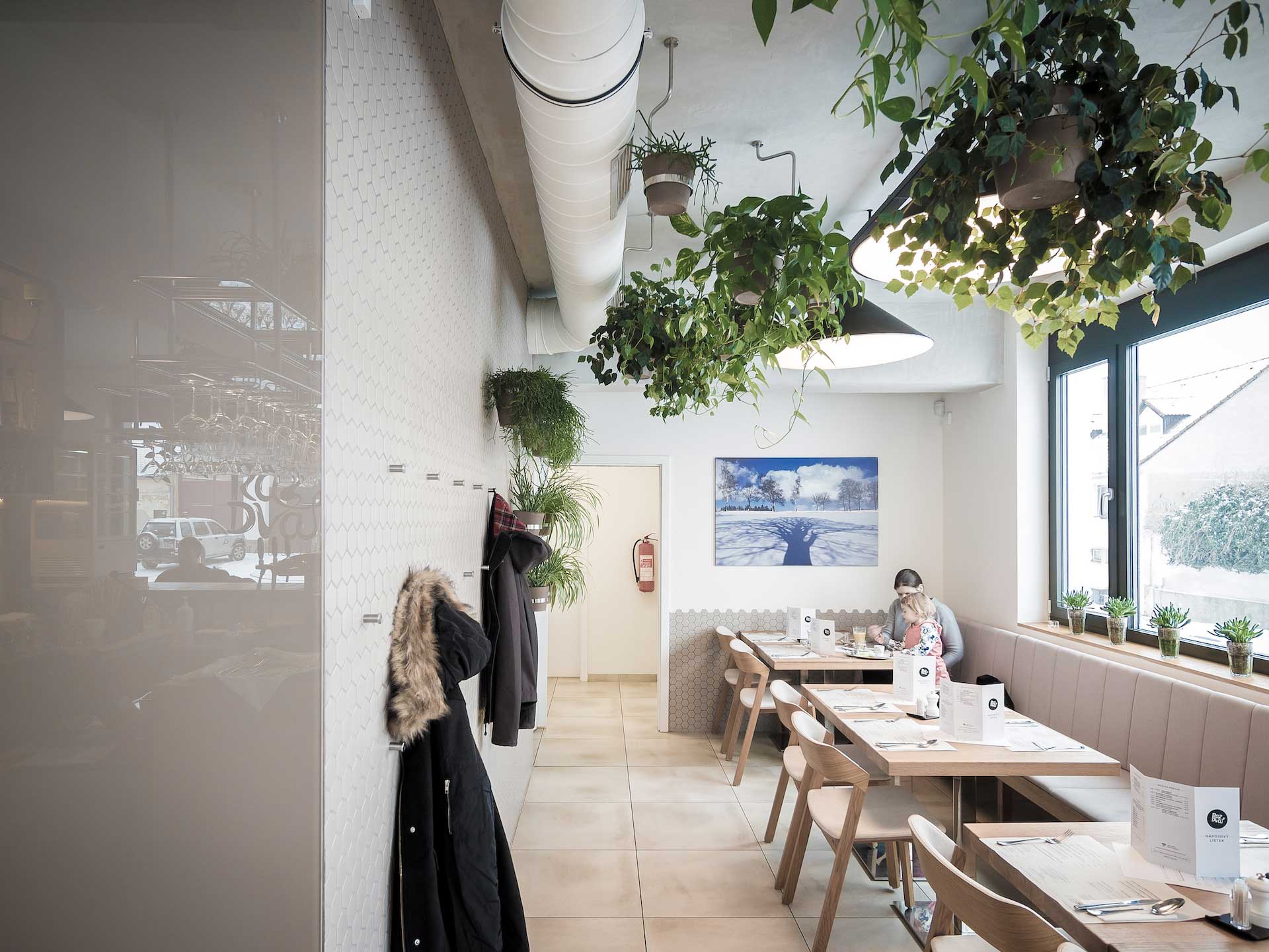 INTERIÉR BISTRA - LAVICE, DŘEVĚNÉ ŽIDLE A DŘEVĚNÉ MASIVNÍ DESKY STOLU