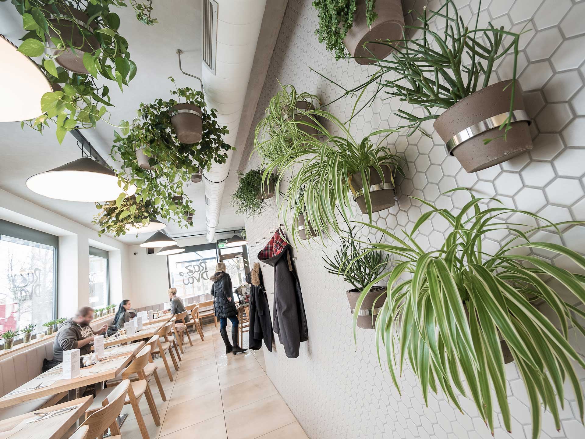 INTERIÉR BISTRA - KVĚTINY, ŠESTIÚHELNÍKOVÁ MOZAIKA