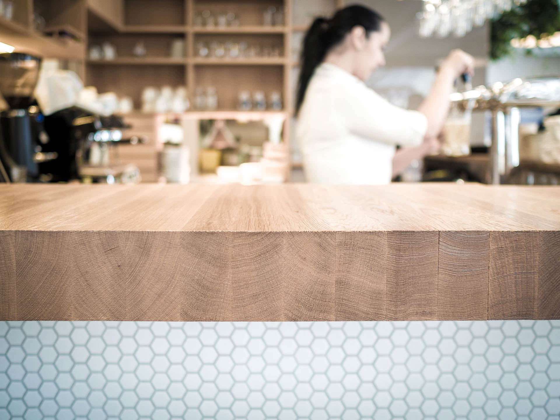 INTERIÉR BISTRA - DETAIL DŘEVĚNÉHO MASIVNÍHO PULTU