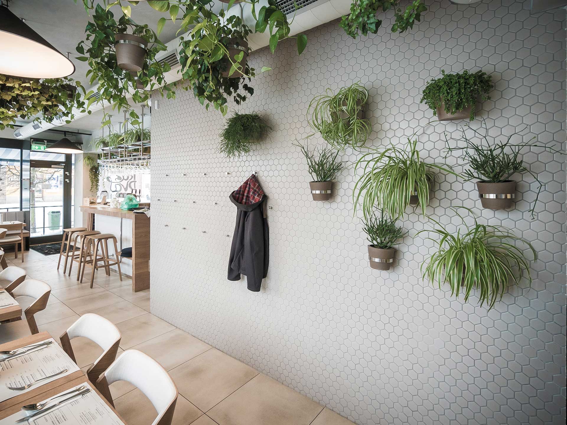 INTERIÉR BISTRA - KVĚTINY, MOZAIKOVÁ STĚNA