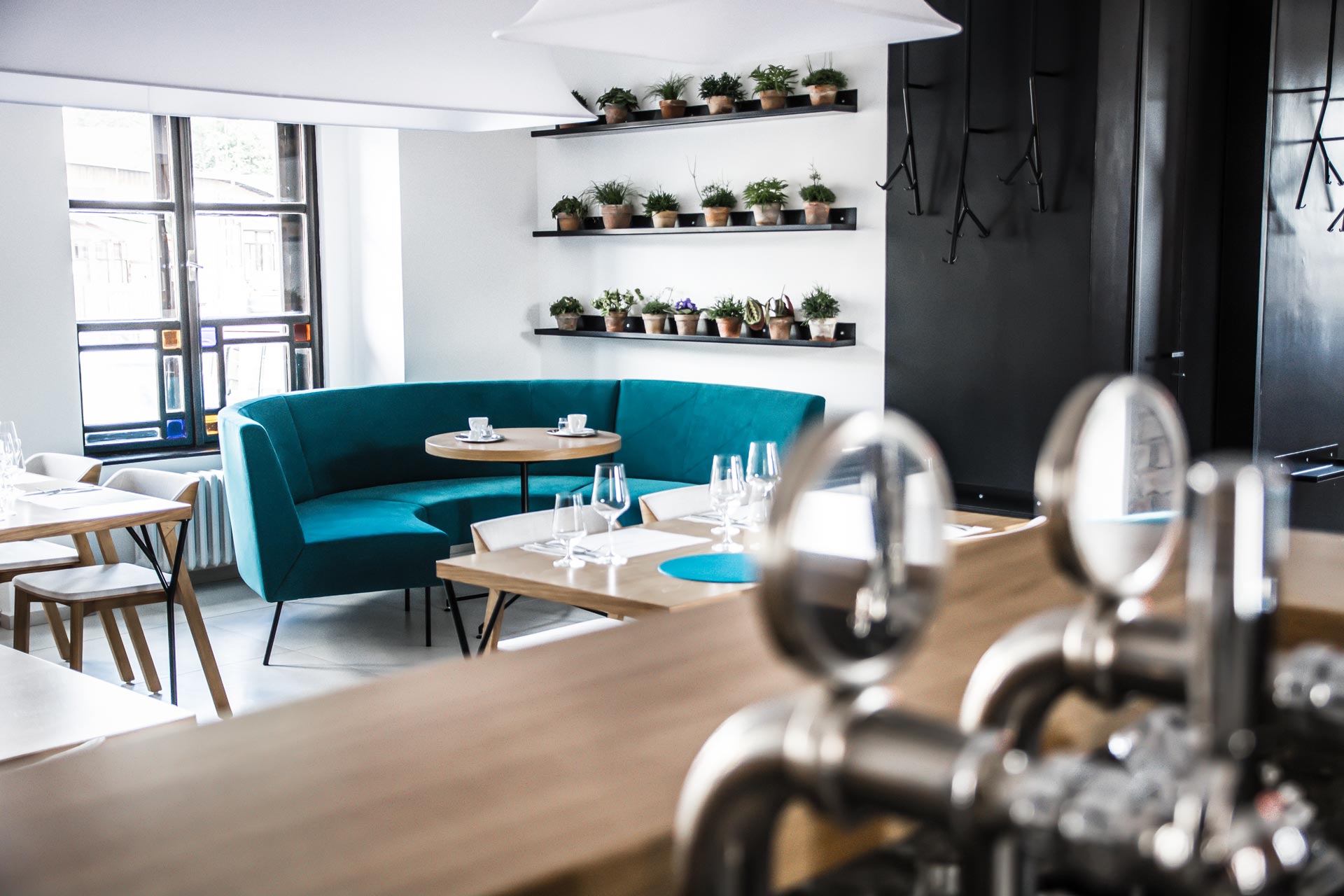 INTERIÉR RESTAURACE - KRUHOVÁ POLSTROVANÁ LAVICE, ATYPICKÉ HÁČKY, ROSTLINY V KERAMICKKÝCH KVĚTINÁČÍCH 