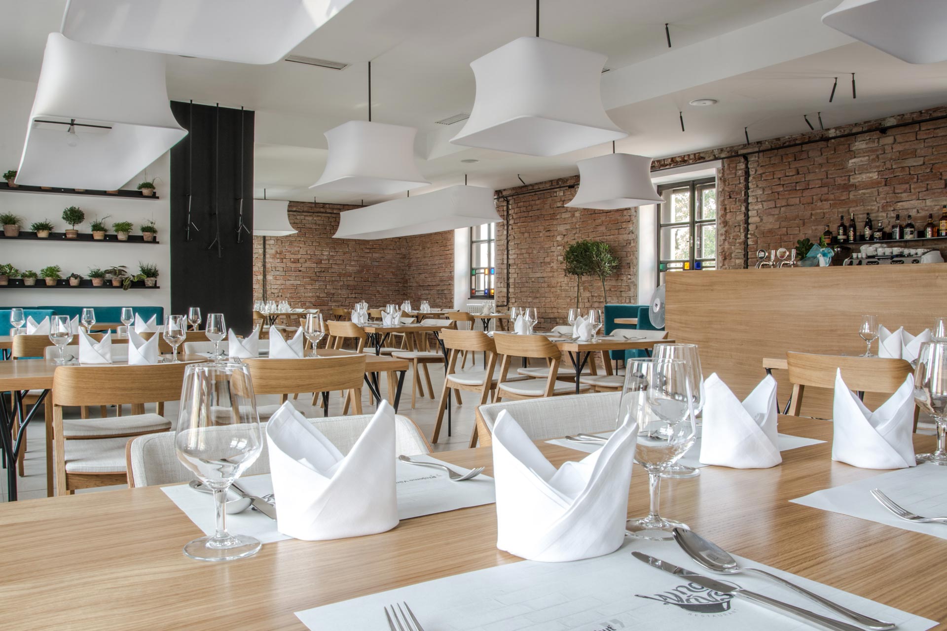 INTERIÉR RESTAURACE - LÁTKOVÉ LUSTRY, CIHLOVÁ STĚNA, DUBOVÝ NÁBYTEK 