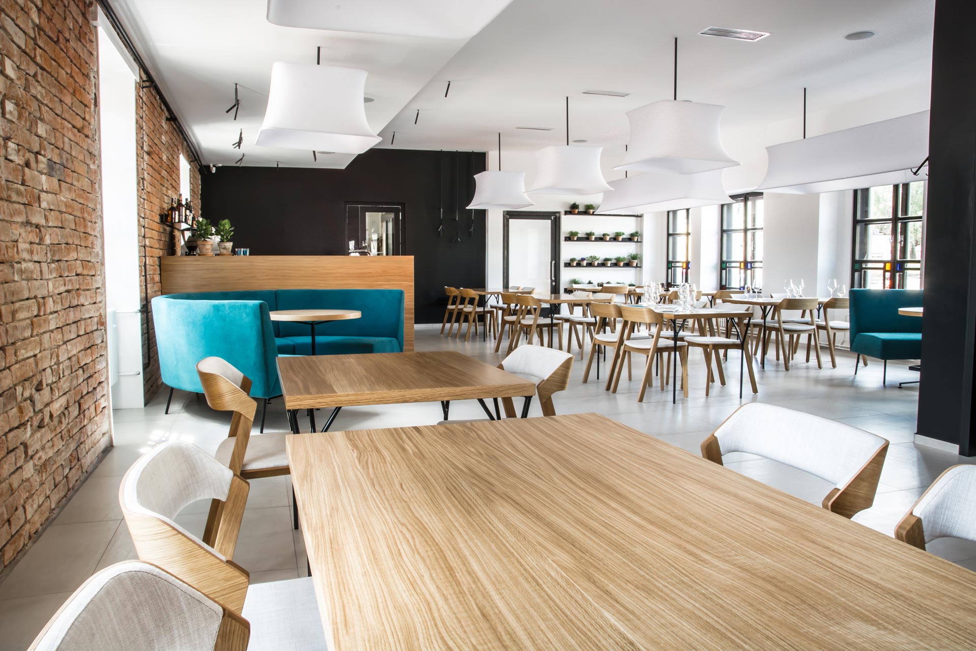 INTERIÉR RESTAURACE - LÁTKOVÉ LUSTRY, CIHLOVÁ STĚNA, DUBOVÝ NÁBYTEK 