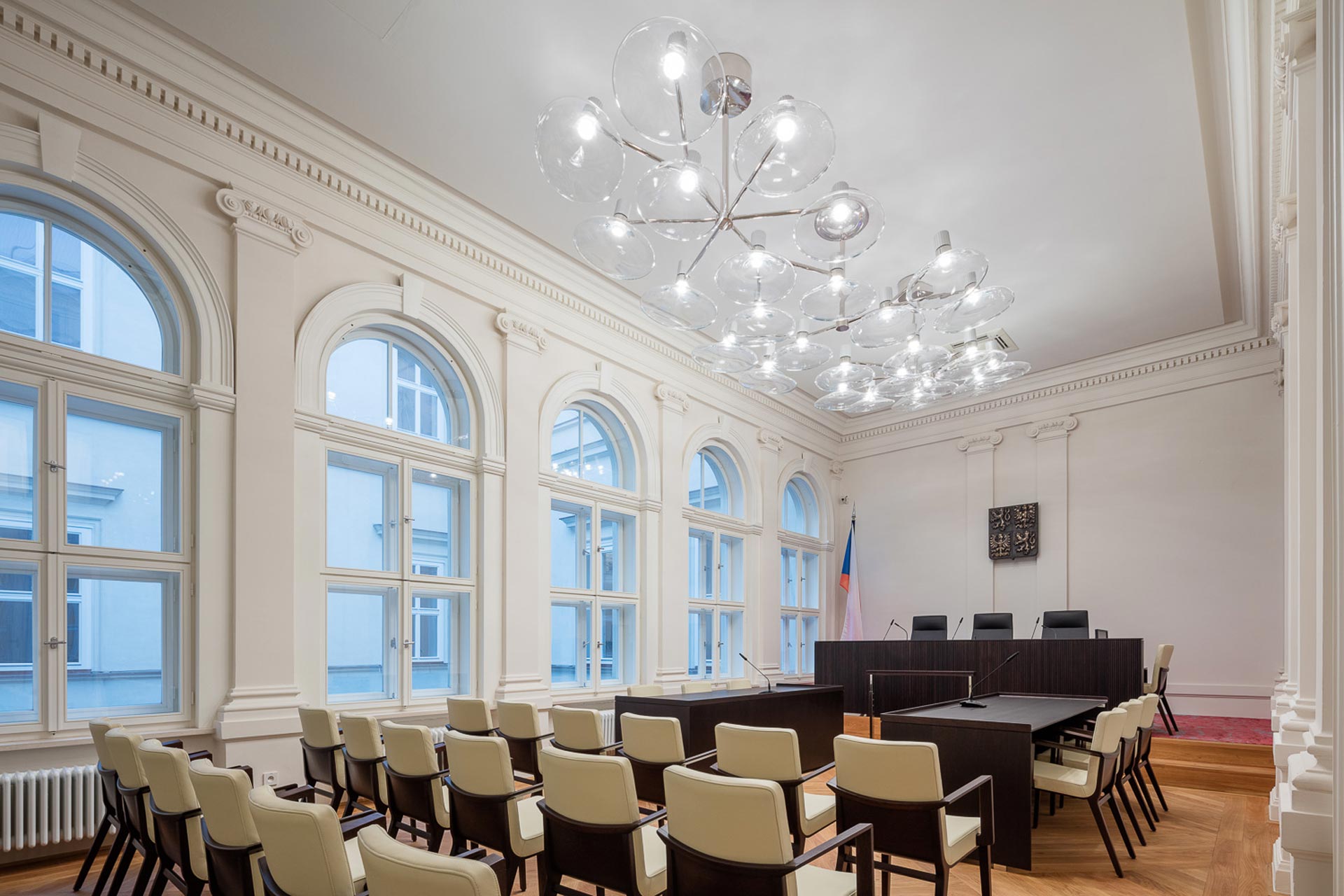 INTERIÉR ÚSTAVNÍHO SOUDU - JEDNACÍ SÍŇ