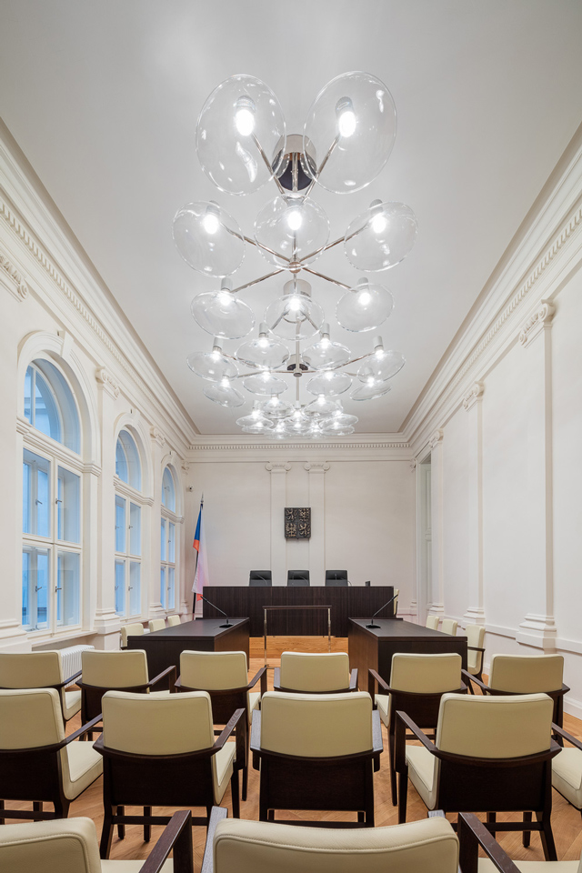 INTERIÉR ÚSTAVNÍHO SOUDU - JEDNACÍ SÍŇ