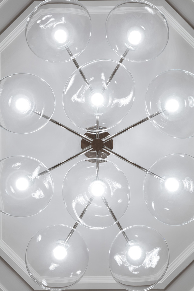 INTERIÉR ÚSTAVNÍHO SOUDU - KŘÍŠŤÁLOVÝ LUSTR