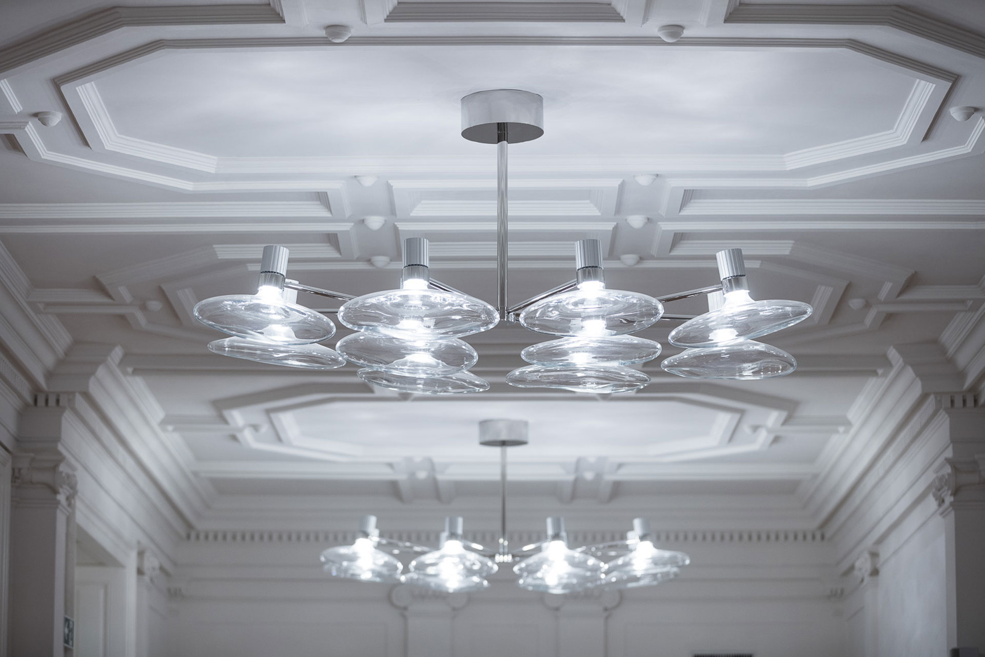 INTERIÉR ÚSTAVNÍHO SOUDU - KŘIŠŤÁLOVÝ LUSTR