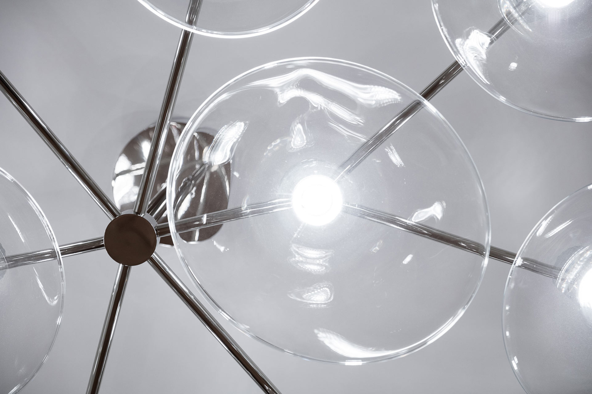 INTERIÉR ÚSTAVNÍHO SOUDU - DETAIL KŘIŠŤÁLOVÉHO LUSTRU