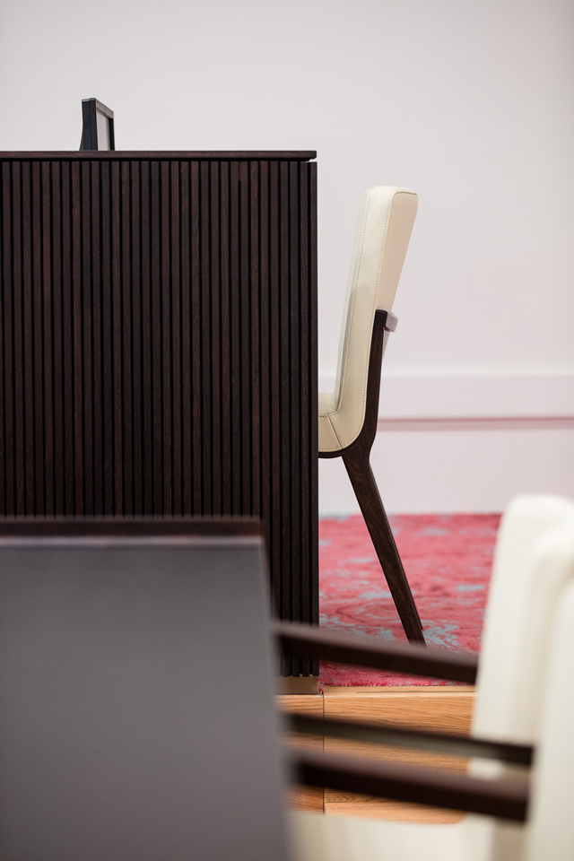 INTERIÉR ÚSTAVNÍHO SOUDU - JEDNACÍ SÍŇ - POHLED NA MÍSTO ZAPISOVATELKY