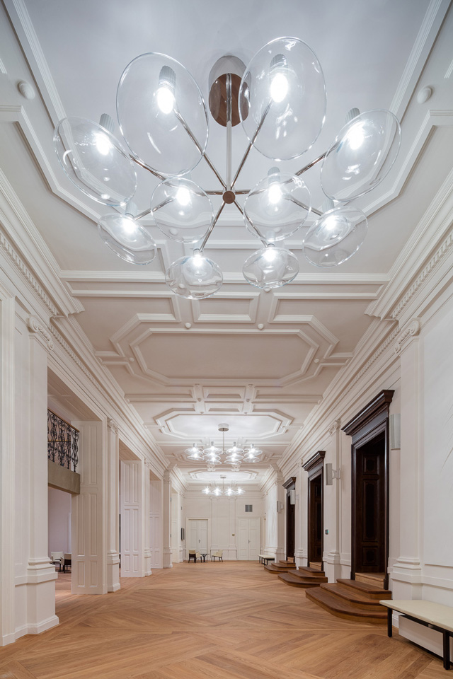 INTERIÉR ÚSTAVNÍHO SOUDU - PŘEDSÁLÍ