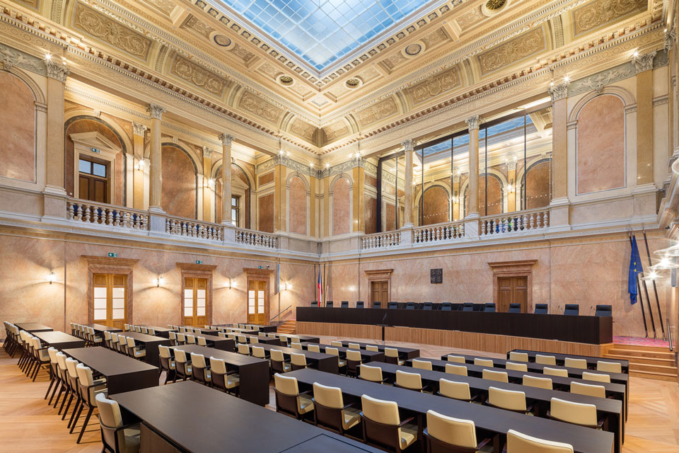 INTERIÉR ÚSTAVNÍHO SOUDU - SNĚMOVNÍ SÁL