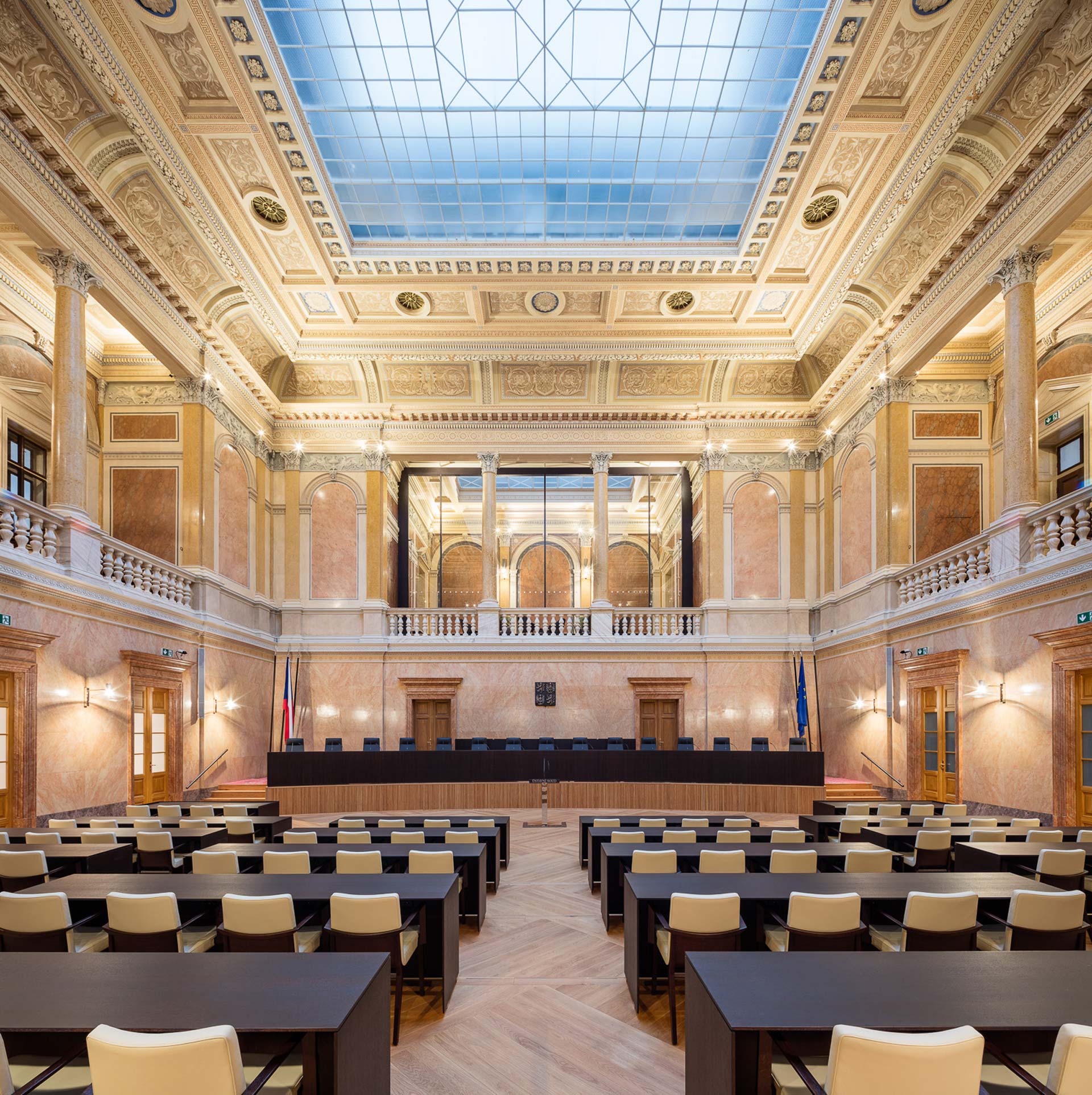 INTERIÉR ÚSTAVNÍHO SOUDU - SNĚMOVNÍ SÁL