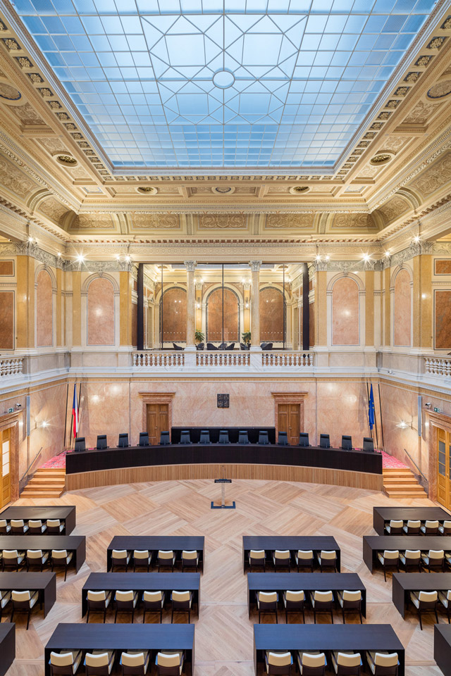 INTERIÉR ÚSTAVNÍHO SOUDU - SNĚMOVNÍ SÁL