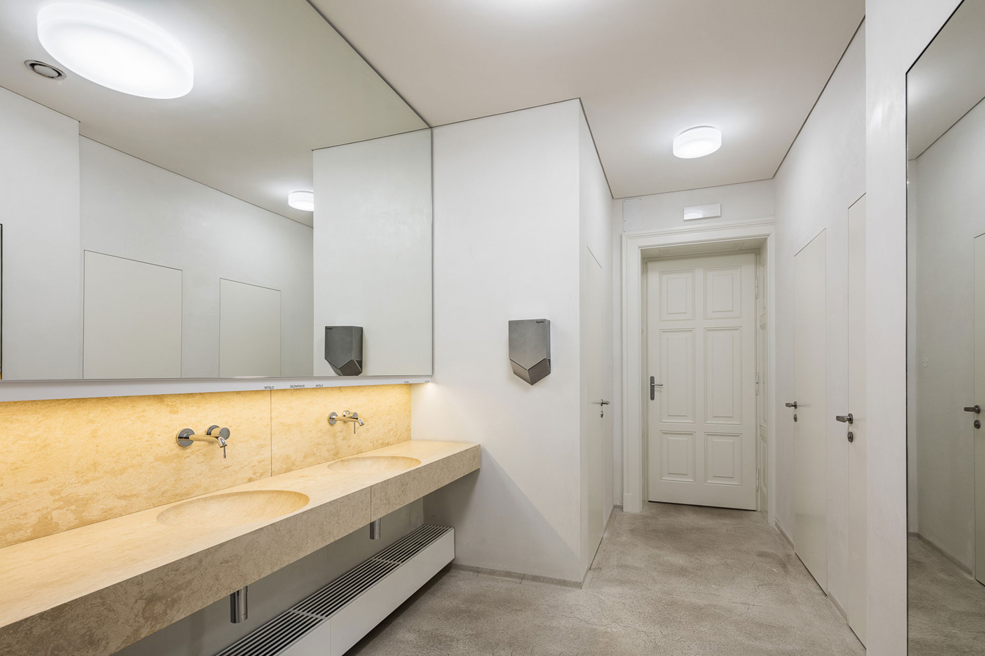 INTERIÉR ÚSTAVNÍHO SOUDU - TOALETY