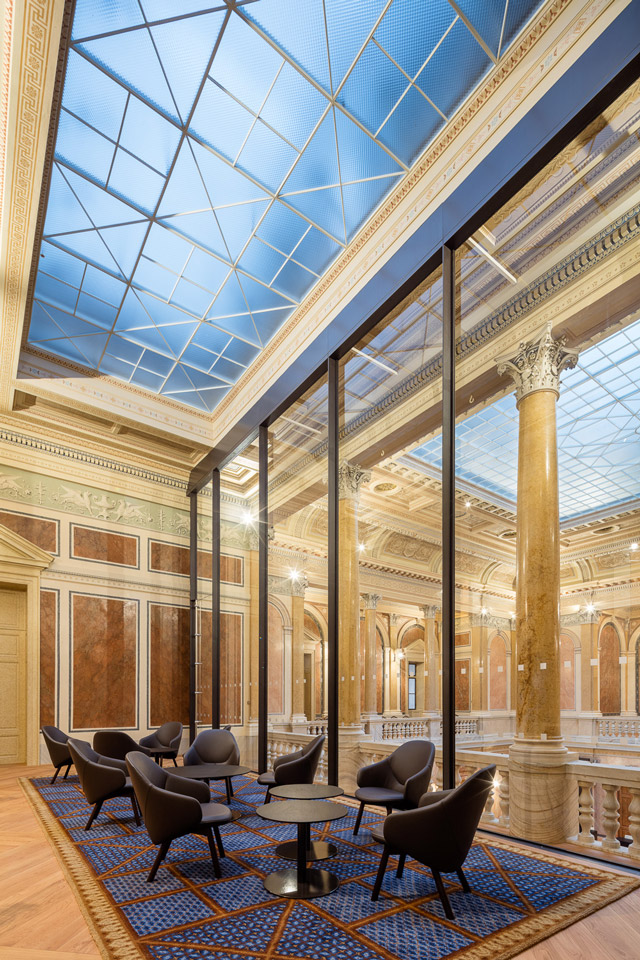 INTERIÉR ÚSTAVNÍHO SOUDU - ZÁPADNÍ GALERIE